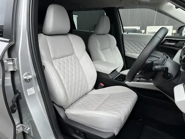 三菱 アウトランダー ＰＨＥＶ G 滋賀県 2023(令5)年 2万km スターリングシルバーM 禁煙車/純正9インチナビ/フルセグ.Bluetooth.Applecarplay/全方位カメラ/衝突軽減ブレーキ/マイパイロット/電動リアゲート/前席シートヒーター/合皮シート/前席パワーシート/ETC2.0/ステアリングヒーター/前後ドライブレコーダー/ブラインドスポットモニター/クリアランスソナー/置くだけ充電/オートハイビーム/オートライト/LEDヘッドライト/オートブレーキホールド/電子パーキング/パドルシフト