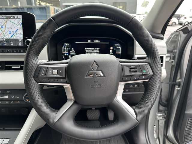 三菱 アウトランダー ＰＨＥＶ G 滋賀県 2023(令5)年 2万km スターリングシルバーM 禁煙車/純正9インチナビ/フルセグ.Bluetooth.Applecarplay/全方位カメラ/衝突軽減ブレーキ/マイパイロット/電動リアゲート/前席シートヒーター/合皮シート/前席パワーシート/ETC2.0/ステアリングヒーター/前後ドライブレコーダー/ブラインドスポットモニター/クリアランスソナー/置くだけ充電/オートハイビーム/オートライト/LEDヘッドライト/オートブレーキホールド/電子パーキング/パドルシフト