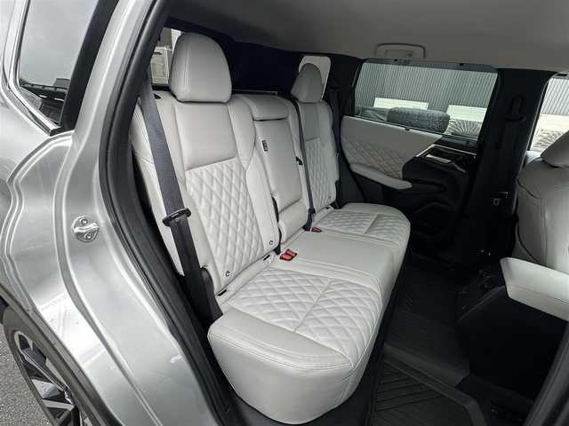 三菱 アウトランダー ＰＨＥＶ G 滋賀県 2023(令5)年 2万km スターリングシルバーM 禁煙車/純正9インチナビ/フルセグ.Bluetooth.Applecarplay/全方位カメラ/衝突軽減ブレーキ/マイパイロット/電動リアゲート/前席シートヒーター/合皮シート/前席パワーシート/ETC2.0/ステアリングヒーター/前後ドライブレコーダー/ブラインドスポットモニター/クリアランスソナー/置くだけ充電/オートハイビーム/オートライト/LEDヘッドライト/オートブレーキホールド/電子パーキング/パドルシフト