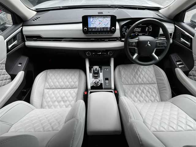 三菱 アウトランダー ＰＨＥＶ G 滋賀県 2023(令5)年 2万km スターリングシルバーM 禁煙車/純正9インチナビ/フルセグ.Bluetooth.Applecarplay/全方位カメラ/衝突軽減ブレーキ/マイパイロット/電動リアゲート/前席シートヒーター/合皮シート/前席パワーシート/ETC2.0/ステアリングヒーター/前後ドライブレコーダー/ブラインドスポットモニター/クリアランスソナー/置くだけ充電/オートハイビーム/オートライト/LEDヘッドライト/オートブレーキホールド/電子パーキング/パドルシフト