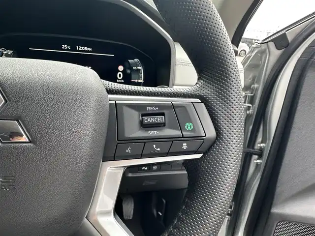 三菱 アウトランダー ＰＨＥＶ G 滋賀県 2023(令5)年 2万km スターリングシルバーM 禁煙車/純正9インチナビ/フルセグ.Bluetooth.Applecarplay/全方位カメラ/衝突軽減ブレーキ/マイパイロット/電動リアゲート/前席シートヒーター/合皮シート/前席パワーシート/ETC2.0/ステアリングヒーター/前後ドライブレコーダー/ブラインドスポットモニター/クリアランスソナー/置くだけ充電/オートハイビーム/オートライト/LEDヘッドライト/オートブレーキホールド/電子パーキング/パドルシフト