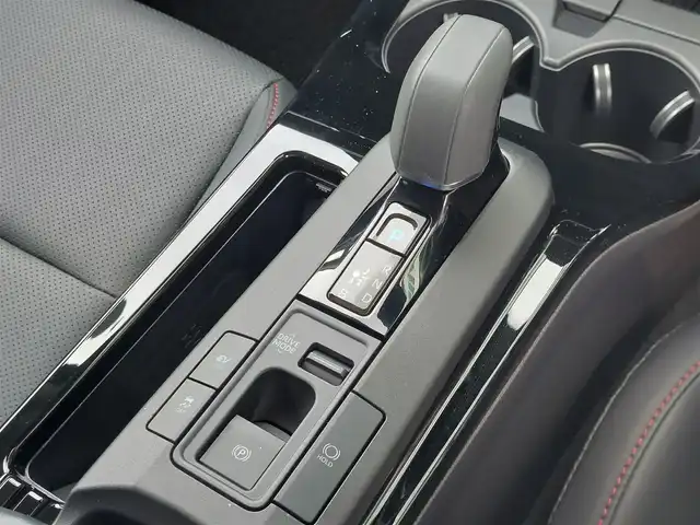 トヨタ プリウス Z 東京都 2023(令5)年 0.9万km プラチナホワイトパールマイカ 純正12.3インチディスプレイオーディオ/パノラミックビューモニター/デジタルインナーミラー/ドライブレコーダー/ビルトインETC2.0/トヨタチームメイト/アドバンストパーク/シートヒーター/ベンチレーションシート/ステアリングヒーター/HDMIポート/AC100V/パワーバックドア/トヨタセーフティセンス/・プリクラッシュセーフティ/・レーントレーシングアシスト/・レーダークルーズコントロール/・アダプティブハイビームシステム/・ブラインドスポットモニター/・コーナーセンサー