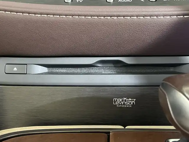 レクサス ＬＳ 福岡県 2018(平30)年 3.6万km グラファイトブラックガラスフレーク ・マークレビソン　/・サンルーフ　/・メーカーナビ　/ＬＥＸＵＳ　ｓａｆｅｔｙ　ｓｙｓｔｅｍ＋　/ＢＳＭ　/ＰＫＳＡ　/操舵支援　/レーンチェンジアシスト　/プリクラッシュセーフティー　/標識認識　/先行車発進告知機能/・クルコン/・ヘッドアップディスプレイ/・前後コーナーセンサー/・バックカメラ/・全方位カメラ/・パワーバックドア/・前後ドラレコ/・レザーシート/・シートヒーター/・エアシート/・AFS/・オートライト/・オートハイビーム/・電格ミラー