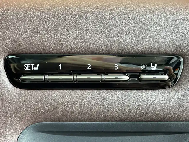 レクサス ＬＳ 福岡県 2018(平30)年 3.6万km グラファイトブラックガラスフレーク ・マークレビソン　/・サンルーフ　/・メーカーナビ　/ＬＥＸＵＳ　ｓａｆｅｔｙ　ｓｙｓｔｅｍ＋　/ＢＳＭ　/ＰＫＳＡ　/操舵支援　/レーンチェンジアシスト　/プリクラッシュセーフティー　/標識認識　/先行車発進告知機能/・クルコン/・ヘッドアップディスプレイ/・前後コーナーセンサー/・バックカメラ/・全方位カメラ/・パワーバックドア/・前後ドラレコ/・レザーシート/・シートヒーター/・エアシート/・AFS/・オートライト/・オートハイビーム/・電格ミラー