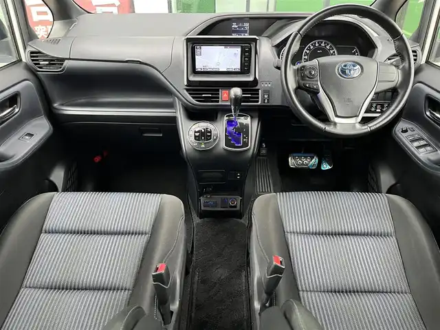 トヨタ ヴォクシー ZS 煌 奈良県 2015(平27)年 8.4万km ホワイトパールクリスタルシャイン 純正ナビ/（フルセグ／ＢＴ／ＣＤ／ＤＶＤ）/社外13インチフリップダウンモニター（carrozzeria)/両側パワースライドドア/横滑り防止/後席サンシェード/社外セキュリティ/オートライト/ステアリングスイッチ/前後ドライブレコーダー/ETC/社外18インチAW（VERSUS）/保証書/取り扱い説明書/スペアキーX1