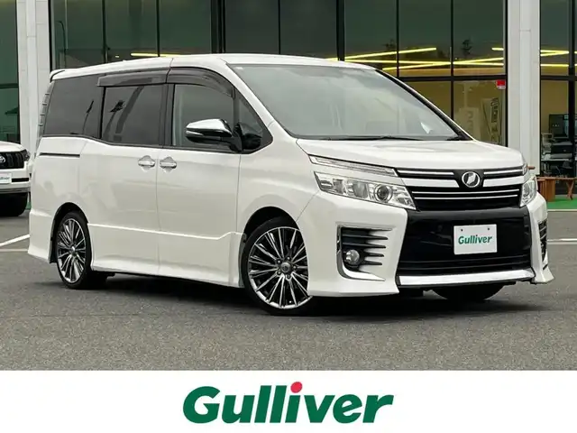 トヨタ ヴォクシー ZS 煌 奈良県 2015(平27)年 8.4万km ホワイトパールクリスタルシャイン 純正ナビ/（フルセグ／ＢＴ／ＣＤ／ＤＶＤ）/社外13インチフリップダウンモニター（carrozzeria)/両側パワースライドドア/横滑り防止/後席サンシェード/社外セキュリティ/オートライト/ステアリングスイッチ/前後ドライブレコーダー/ETC/社外18インチAW（VERSUS）/保証書/取り扱い説明書/スペアキーX1