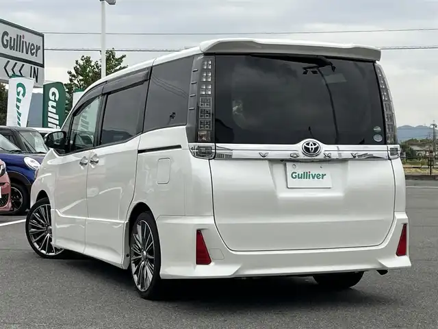 トヨタ ヴォクシー ZS 煌 奈良県 2015(平27)年 8.4万km ホワイトパールクリスタルシャイン 純正ナビ/（フルセグ／ＢＴ／ＣＤ／ＤＶＤ）/社外13インチフリップダウンモニター（carrozzeria)/両側パワースライドドア/横滑り防止/後席サンシェード/社外セキュリティ/オートライト/ステアリングスイッチ/前後ドライブレコーダー/ETC/社外18インチAW（VERSUS）/保証書/取り扱い説明書/スペアキーX1