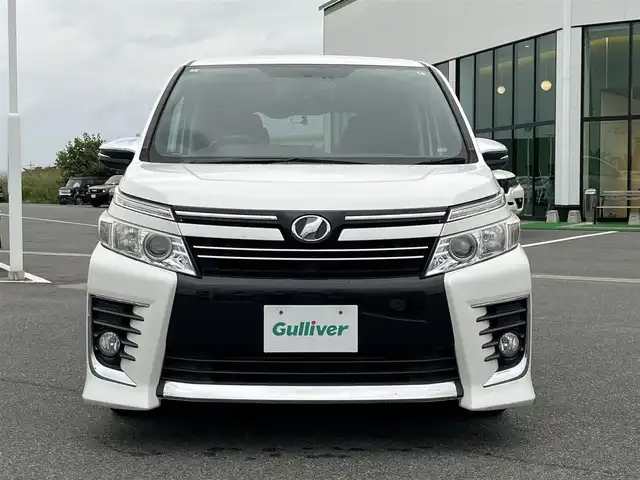 トヨタ ヴォクシー ZS 煌 奈良県 2015(平27)年 8.4万km ホワイトパールクリスタルシャイン 純正ナビ/（フルセグ／ＢＴ／ＣＤ／ＤＶＤ）/社外13インチフリップダウンモニター（carrozzeria)/両側パワースライドドア/横滑り防止/後席サンシェード/社外セキュリティ/オートライト/ステアリングスイッチ/前後ドライブレコーダー/ETC/社外18インチAW（VERSUS）/保証書/取り扱い説明書/スペアキーX1