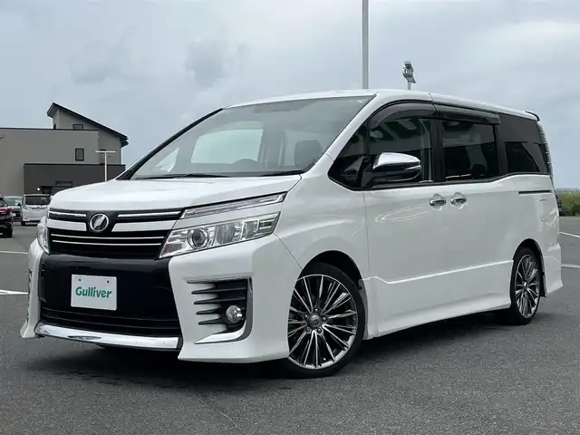 トヨタ ヴォクシー ZS 煌 奈良県 2015(平27)年 8.4万km ホワイトパールクリスタルシャイン 純正ナビ/（フルセグ／ＢＴ／ＣＤ／ＤＶＤ）/社外13インチフリップダウンモニター（carrozzeria)/両側パワースライドドア/横滑り防止/後席サンシェード/社外セキュリティ/オートライト/ステアリングスイッチ/前後ドライブレコーダー/ETC/社外18インチAW（VERSUS）/保証書/取り扱い説明書/スペアキーX1