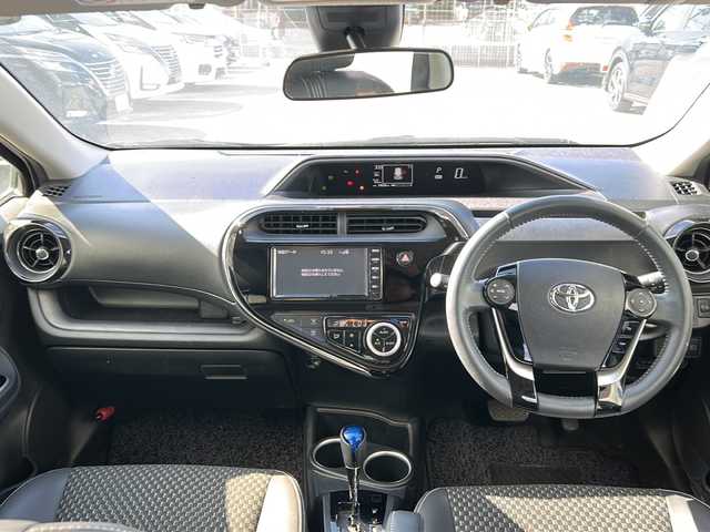 トヨタ アクア クロスオーバー 沖縄県 2019(令1)年 2万km ホワイトパールクリスタルシャイン 純正ナビ　/（ＡＭ／ＦＭ／ＣＤ／Ｂ）　/バックモニター　/衝突軽減　/レーンキープアシスト/コーナーセンサー　/アイドリングストップ　/ハーフレザー　/シートヒーター　/ＥＴＣ　/純正１６ＡＷ　/ベンチシート/スマートキー/オートライト/横滑り防止