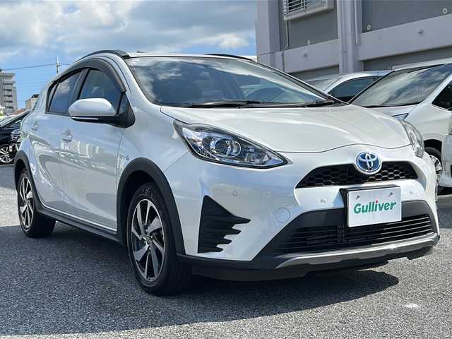 トヨタ アクア クロスオーバー 沖縄県 2019(令1)年 2万km ホワイトパールクリスタルシャイン 純正ナビ　/（ＡＭ／ＦＭ／ＣＤ／Ｂ）　/バックモニター　/衝突軽減　/レーンキープアシスト/コーナーセンサー　/アイドリングストップ　/ハーフレザー　/シートヒーター　/ＥＴＣ　/純正１６ＡＷ　/ベンチシート/スマートキー/オートライト/横滑り防止