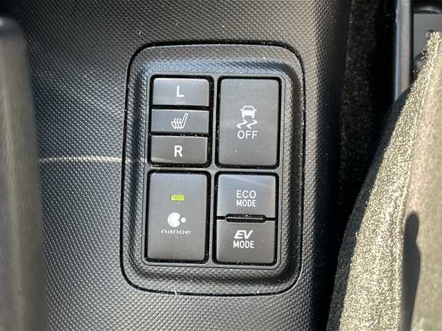 トヨタ アクア クロスオーバー 沖縄県 2019(令1)年 2万km ホワイトパールクリスタルシャイン 純正ナビ　/（ＡＭ／ＦＭ／ＣＤ／Ｂ）　/バックモニター　/衝突軽減　/レーンキープアシスト/コーナーセンサー　/アイドリングストップ　/ハーフレザー　/シートヒーター　/ＥＴＣ　/純正１６ＡＷ　/ベンチシート/スマートキー/オートライト/横滑り防止