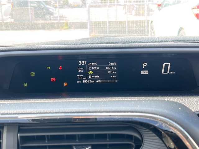 トヨタ アクア クロスオーバー 沖縄県 2019(令1)年 2万km ホワイトパールクリスタルシャイン 純正ナビ　/（ＡＭ／ＦＭ／ＣＤ／Ｂ）　/バックモニター　/衝突軽減　/レーンキープアシスト/コーナーセンサー　/アイドリングストップ　/ハーフレザー　/シートヒーター　/ＥＴＣ　/純正１６ＡＷ　/ベンチシート/スマートキー/オートライト/横滑り防止