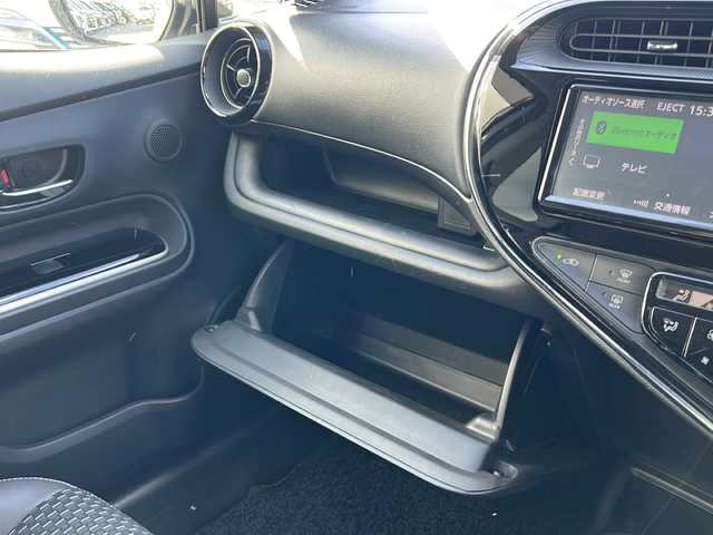トヨタ アクア クロスオーバー 沖縄県 2019(令1)年 2万km ホワイトパールクリスタルシャイン 純正ナビ　/（ＡＭ／ＦＭ／ＣＤ／Ｂ）　/バックモニター　/衝突軽減　/レーンキープアシスト/コーナーセンサー　/アイドリングストップ　/ハーフレザー　/シートヒーター　/ＥＴＣ　/純正１６ＡＷ　/ベンチシート/スマートキー/オートライト/横滑り防止
