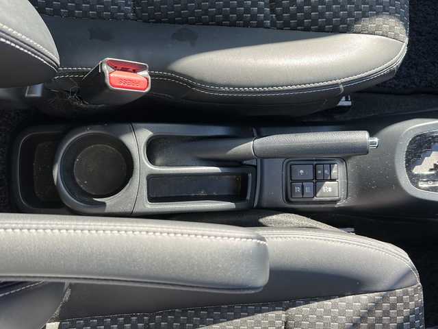 トヨタ アクア クロスオーバー 沖縄県 2019(令1)年 2万km ホワイトパールクリスタルシャイン 純正ナビ　/（ＡＭ／ＦＭ／ＣＤ／Ｂ）　/バックモニター　/衝突軽減　/レーンキープアシスト/コーナーセンサー　/アイドリングストップ　/ハーフレザー　/シートヒーター　/ＥＴＣ　/純正１６ＡＷ　/ベンチシート/スマートキー/オートライト/横滑り防止