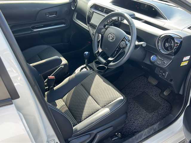トヨタ アクア クロスオーバー 沖縄県 2019(令1)年 2万km ホワイトパールクリスタルシャイン 純正ナビ　/（ＡＭ／ＦＭ／ＣＤ／Ｂ）　/バックモニター　/衝突軽減　/レーンキープアシスト/コーナーセンサー　/アイドリングストップ　/ハーフレザー　/シートヒーター　/ＥＴＣ　/純正１６ＡＷ　/ベンチシート/スマートキー/オートライト/横滑り防止