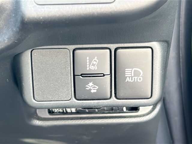 トヨタ アクア クロスオーバー 沖縄県 2019(令1)年 2万km ホワイトパールクリスタルシャイン 純正ナビ　/（ＡＭ／ＦＭ／ＣＤ／Ｂ）　/バックモニター　/衝突軽減　/レーンキープアシスト/コーナーセンサー　/アイドリングストップ　/ハーフレザー　/シートヒーター　/ＥＴＣ　/純正１６ＡＷ　/ベンチシート/スマートキー/オートライト/横滑り防止