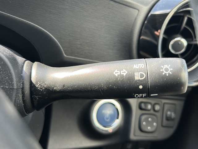 トヨタ アクア クロスオーバー 沖縄県 2019(令1)年 2万km ホワイトパールクリスタルシャイン 純正ナビ　/（ＡＭ／ＦＭ／ＣＤ／Ｂ）　/バックモニター　/衝突軽減　/レーンキープアシスト/コーナーセンサー　/アイドリングストップ　/ハーフレザー　/シートヒーター　/ＥＴＣ　/純正１６ＡＷ　/ベンチシート/スマートキー/オートライト/横滑り防止