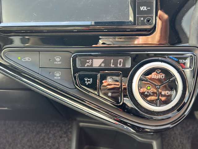 トヨタ アクア クロスオーバー 沖縄県 2019(令1)年 2万km ホワイトパールクリスタルシャイン 純正ナビ　/（ＡＭ／ＦＭ／ＣＤ／Ｂ）　/バックモニター　/衝突軽減　/レーンキープアシスト/コーナーセンサー　/アイドリングストップ　/ハーフレザー　/シートヒーター　/ＥＴＣ　/純正１６ＡＷ　/ベンチシート/スマートキー/オートライト/横滑り防止