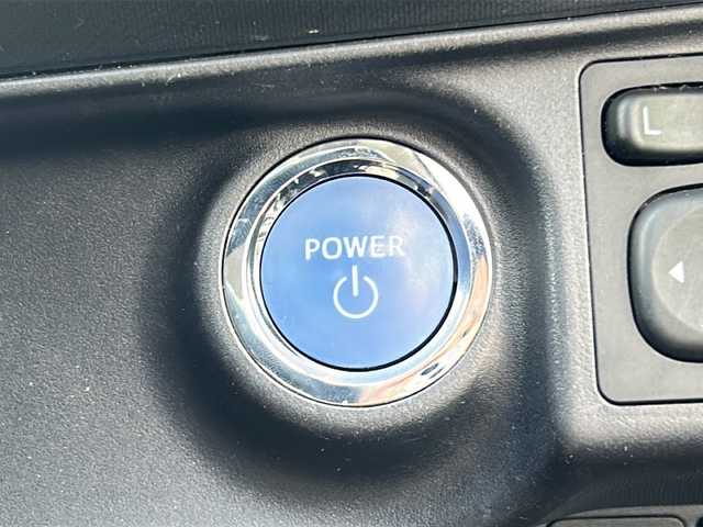 トヨタ アクア クロスオーバー 沖縄県 2019(令1)年 2万km ホワイトパールクリスタルシャイン 純正ナビ　/（ＡＭ／ＦＭ／ＣＤ／Ｂ）　/バックモニター　/衝突軽減　/レーンキープアシスト/コーナーセンサー　/アイドリングストップ　/ハーフレザー　/シートヒーター　/ＥＴＣ　/純正１６ＡＷ　/ベンチシート/スマートキー/オートライト/横滑り防止