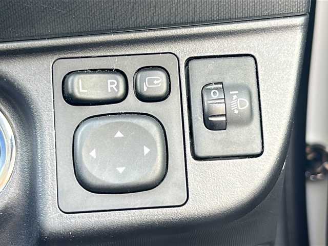 トヨタ アクア クロスオーバー 沖縄県 2019(令1)年 2万km ホワイトパールクリスタルシャイン 純正ナビ　/（ＡＭ／ＦＭ／ＣＤ／Ｂ）　/バックモニター　/衝突軽減　/レーンキープアシスト/コーナーセンサー　/アイドリングストップ　/ハーフレザー　/シートヒーター　/ＥＴＣ　/純正１６ＡＷ　/ベンチシート/スマートキー/オートライト/横滑り防止