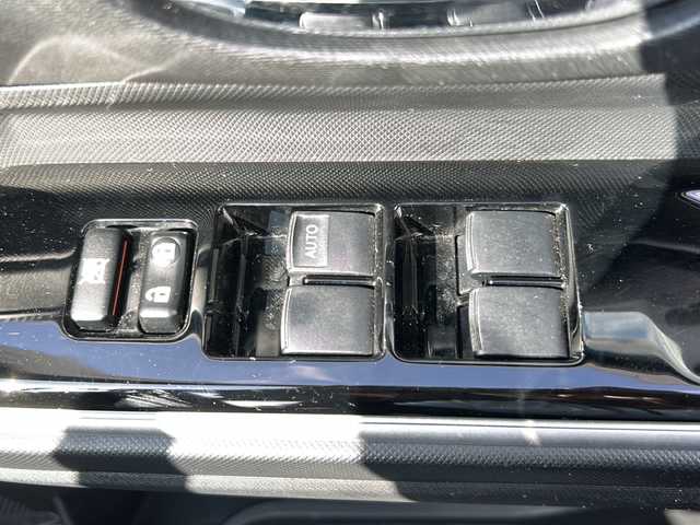 トヨタ アクア クロスオーバー 沖縄県 2019(令1)年 2万km ホワイトパールクリスタルシャイン 純正ナビ　/（ＡＭ／ＦＭ／ＣＤ／Ｂ）　/バックモニター　/衝突軽減　/レーンキープアシスト/コーナーセンサー　/アイドリングストップ　/ハーフレザー　/シートヒーター　/ＥＴＣ　/純正１６ＡＷ　/ベンチシート/スマートキー/オートライト/横滑り防止