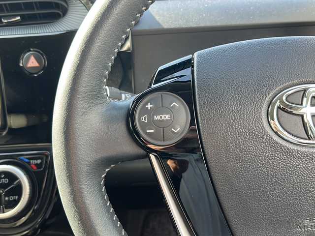 トヨタ アクア クロスオーバー 沖縄県 2019(令1)年 2万km ホワイトパールクリスタルシャイン 純正ナビ　/（ＡＭ／ＦＭ／ＣＤ／Ｂ）　/バックモニター　/衝突軽減　/レーンキープアシスト/コーナーセンサー　/アイドリングストップ　/ハーフレザー　/シートヒーター　/ＥＴＣ　/純正１６ＡＷ　/ベンチシート/スマートキー/オートライト/横滑り防止