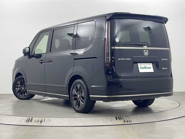 ホンダ ステップワゴン スパーダ eHEV 埼玉県 2024(令6)年 0.6万km クリスタルブラックパール 純正ナビ(LXM-247VFLi)/（CD・DVD・フルセグTV・Bluetooth・USB）/バックカメラ/前方ドライブレコーダー/ビルトインETC/両側パワースライドドア/前席シートヒーター/アダプティブクルーズコントロール/ブラインドスポットモニター/コーナーセンサー/レーンキープアシスト/横滑り防止装置/盗難防止装置/衝突軽減ブレーキ/先行車発進お知らせ機能/プリクラッシュセーフティ/ステアリングリモコン/パドルシフト/プッシュスタート/ブレーキホールド/オットマン/ロールサンシェード/純正フロアマット/電動リアゲート/フォグ/LEDヘッドライト/ウィンカーミラー/純正アルミホイール