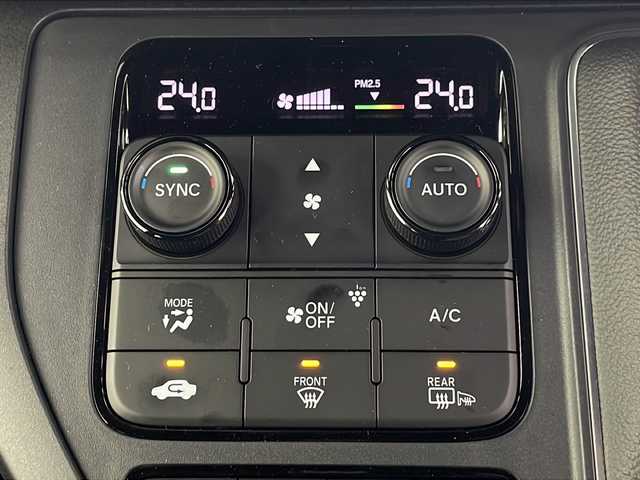 ホンダ ステップワゴン スパーダ eHEV 埼玉県 2024(令6)年 0.6万km クリスタルブラックパール 純正ナビ(LXM-247VFLi)/（CD・DVD・フルセグTV・Bluetooth・USB）/バックカメラ/前方ドライブレコーダー/ビルトインETC/両側パワースライドドア/前席シートヒーター/アダプティブクルーズコントロール/ブラインドスポットモニター/コーナーセンサー/レーンキープアシスト/横滑り防止装置/盗難防止装置/衝突軽減ブレーキ/先行車発進お知らせ機能/プリクラッシュセーフティ/ステアリングリモコン/パドルシフト/プッシュスタート/ブレーキホールド/オットマン/ロールサンシェード/純正フロアマット/電動リアゲート/フォグ/LEDヘッドライト/ウィンカーミラー/純正アルミホイール