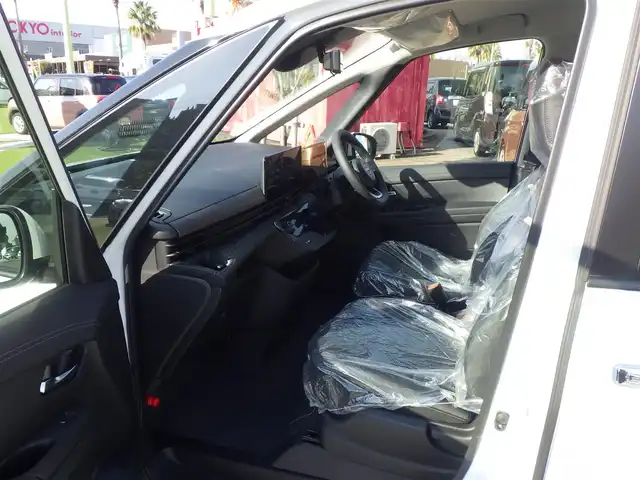 日産 セレナ e－パワー ハイウェイスター V 千葉県 2025(令7)年 0.1千km プリズムホワイト e-POWER　ハイウエイスターV　ヘッドランプ オートレベライザー+アダプティブLEDヘッドライトシステム+インテリジェント アラウンドビューモニター（移動物 検知機能付）+インテリジェント ルームミラー+アドバンスドドライブアシストディスプレイ（12.3インチカラーディスプレイ）+統合型インターフェースディスプレイ+ワイヤレス充電器+6スピーカー+NissanConnectナビゲーションシステム（地デジ内蔵）+車載通信ユニット（TCU［Telematics Control Unit］）+ETC2.0ユニット（ビルトインタイプ）+ドライブレコーダー（前後セット）+プロパイロット（ナビリンク機能付）+プロパイロット緊急停止支援システム（SOSコール機能付）+SOSコール（488/400円）/エマージェンシーブレーキ/プロパイロット/インテリジェントクルーズコントロール/ハンズフリー両側パワースライドドア/インテリジェントルームミラー/ワイヤレス充電/純正コネクトナビ/地デジTV/【Bluetooth接続】/アラウンドビューモニター/ステアリングスイッチ/ETC（2.0）/LEDヘッドライト/フォグライト/ウインカーミラー/コーナーセンサー/純正16インチアルミホイル