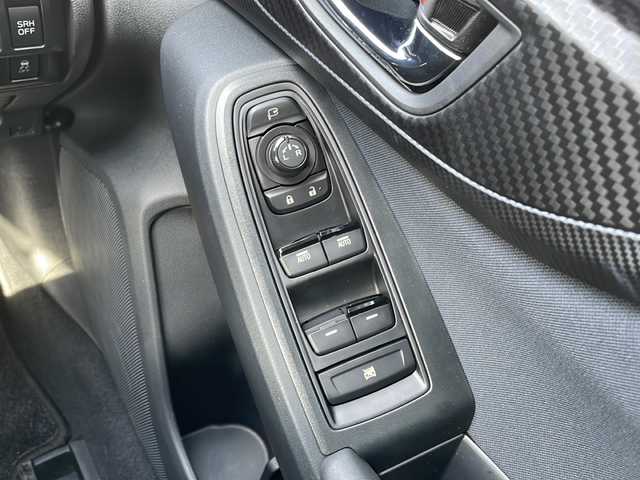 スバル インプレッサ スポーツ 1．6i－LアイサイトSスタイル 道北・旭川 2019(令1)年 1.1万km クリスタルホワイトP /4WD//禁煙車//純正SDナビ//CD/DVD/SD/MSV/BT/フルセグ//サイド・バックカメラ//アイサイトVer3//衝突軽減ブレーキ//レーンキープ//レーダークルーズコントロール//ブラインドスポットモニター//誤発進抑制//コーナーセンサー//アイドリングストップ//パドルシフト//ミラーヒーター//SRH//オートライト//LEDヘッドライト//フォグライト//リアフォグ//ヘッドライトウォッシャー//ドライブレコーダー//ETC//フロントデアイサー//オートワイパー//純正フロアマット//トノカバー