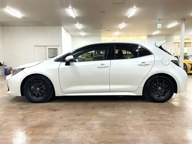 トヨタ カローラ スポーツ G Z 道央・札幌 2019(令1)年 8.6万km ホワイトパールクリスタルシャイン ワンオーナー/4WD/寒冷地仕様/ブリッツ車高調/リアスポイラー/衝突軽減ブレーキ/レーンキープアシスト/横滑り防止/純正ナビ/フルセグTV/Bluetooth/CD/DVD/バックカメラ/フロントワイパーデアイサー/レーダークルーズコントロール/オートマチックハイビーム/ステアリングリモコン/ステアリングヒーター/ミラーヒーター/LEDヘッドライト/LEDフォグランプ/ETC/ドライブレコーダー（前方）/社外レーダー（ASSURA）/WORK18インチAW付サマータイヤ積込み/　255/35/18　2019年製（タイヤ交換要）/スマートキー×2/保証書/取扱説明書