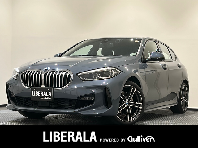 ＢＭＷ １１８ｉ Mスポーツ 新潟県 2021(令3)年 1.3万km グレー オプションカラー　ストームベイメタリック【C3N】/iDriveナビゲーション・パッケージ/・BMWライブ・コックピット/10.25インチ マルチ・ディスプレイ・メーター・パネル、/10.25インチ ワイド・コントロール・ディスプレイ/・HDDナビゲーション・システム【BT】/・BMWインテリジェント・パーソナル・アシスタント/・ETC DSRC/・BMWコネクテッド・ドライブ・プロフェッショナル/・Apple CarPlay/コンフォート・パッケージ/・オートマチック・テールゲート・オペレーション（オープン／クローズ）/・アクティブ・クルーズ・コントロール（ストップ&ゴー機能付）/・コンフォートアクセス/電動フロント・シート/ドライビングアシスト/・レーン・ディパーチャー・ウォーニング/・レーン・チェンジ・ウォーニング/・前車接近警告機能/・衝突回避・被害軽減ブレーキ/・後車衝突警告機能/・クロス・トラフィック・ウォーニング/・トラフィック・サイン・アシスト/パーキングアシスト/・パーク・ディスタンス・コントロール/・パーキング・アシスト/・リヤ・ビュー・カメラ/・リバース・アシスト/・パーク・ディスタンス・コントロール