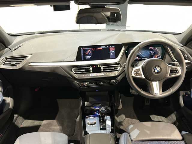ＢＭＷ １１８ｉ Mスポーツ 新潟県 2021(令3)年 1.3万km グレー オプションカラー　ストームベイメタリック【C3N】/iDriveナビゲーション・パッケージ/・BMWライブ・コックピット/10.25インチ マルチ・ディスプレイ・メーター・パネル、/10.25インチ ワイド・コントロール・ディスプレイ/・HDDナビゲーション・システム【BT】/・BMWインテリジェント・パーソナル・アシスタント/・ETC DSRC/・BMWコネクテッド・ドライブ・プロフェッショナル/・Apple CarPlay/コンフォート・パッケージ/・オートマチック・テールゲート・オペレーション（オープン／クローズ）/・アクティブ・クルーズ・コントロール（ストップ&ゴー機能付）/・コンフォートアクセス/電動フロント・シート/ドライビングアシスト/・レーン・ディパーチャー・ウォーニング/・レーン・チェンジ・ウォーニング/・前車接近警告機能/・衝突回避・被害軽減ブレーキ/・後車衝突警告機能/・クロス・トラフィック・ウォーニング/・トラフィック・サイン・アシスト/パーキングアシスト/・パーク・ディスタンス・コントロール/・パーキング・アシスト/・リヤ・ビュー・カメラ/・リバース・アシスト/・パーク・ディスタンス・コントロール