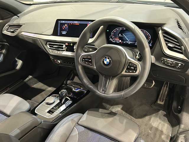 ＢＭＷ １１８ｉ Mスポーツ 新潟県 2021(令3)年 1.3万km グレー オプションカラー　ストームベイメタリック【C3N】/iDriveナビゲーション・パッケージ/・BMWライブ・コックピット/10.25インチ マルチ・ディスプレイ・メーター・パネル、/10.25インチ ワイド・コントロール・ディスプレイ/・HDDナビゲーション・システム【BT】/・BMWインテリジェント・パーソナル・アシスタント/・ETC DSRC/・BMWコネクテッド・ドライブ・プロフェッショナル/・Apple CarPlay/コンフォート・パッケージ/・オートマチック・テールゲート・オペレーション（オープン／クローズ）/・アクティブ・クルーズ・コントロール（ストップ&ゴー機能付）/・コンフォートアクセス/電動フロント・シート/ドライビングアシスト/・レーン・ディパーチャー・ウォーニング/・レーン・チェンジ・ウォーニング/・前車接近警告機能/・衝突回避・被害軽減ブレーキ/・後車衝突警告機能/・クロス・トラフィック・ウォーニング/・トラフィック・サイン・アシスト/パーキングアシスト/・パーク・ディスタンス・コントロール/・パーキング・アシスト/・リヤ・ビュー・カメラ/・リバース・アシスト/・パーク・ディスタンス・コントロール
