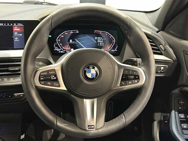 ＢＭＷ １１８ｉ Mスポーツ 新潟県 2021(令3)年 1.3万km グレー オプションカラー　ストームベイメタリック【C3N】/iDriveナビゲーション・パッケージ/・BMWライブ・コックピット/10.25インチ マルチ・ディスプレイ・メーター・パネル、/10.25インチ ワイド・コントロール・ディスプレイ/・HDDナビゲーション・システム【BT】/・BMWインテリジェント・パーソナル・アシスタント/・ETC DSRC/・BMWコネクテッド・ドライブ・プロフェッショナル/・Apple CarPlay/コンフォート・パッケージ/・オートマチック・テールゲート・オペレーション（オープン／クローズ）/・アクティブ・クルーズ・コントロール（ストップ&ゴー機能付）/・コンフォートアクセス/電動フロント・シート/ドライビングアシスト/・レーン・ディパーチャー・ウォーニング/・レーン・チェンジ・ウォーニング/・前車接近警告機能/・衝突回避・被害軽減ブレーキ/・後車衝突警告機能/・クロス・トラフィック・ウォーニング/・トラフィック・サイン・アシスト/パーキングアシスト/・パーク・ディスタンス・コントロール/・パーキング・アシスト/・リヤ・ビュー・カメラ/・リバース・アシスト/・パーク・ディスタンス・コントロール