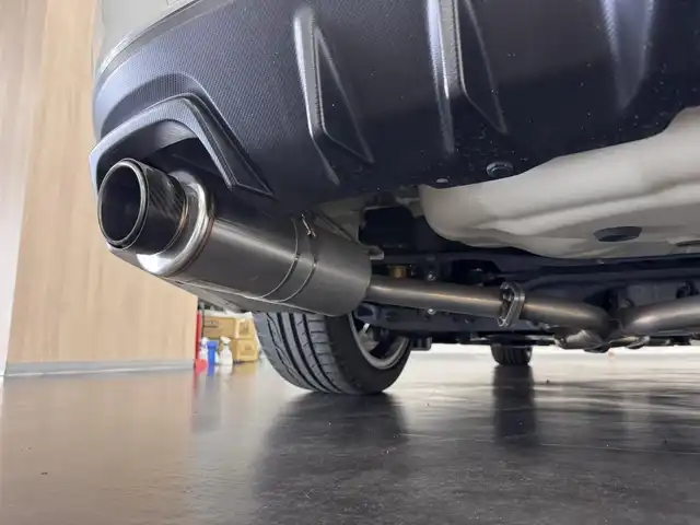 スバル ＷＲＸ ＳＴＩ STI タイプS 三重県 2014(平26)年 2.4万km クリスタルホワイトP プレミアムガソリン・ターボ/AWD/6F/【OP】純正 7インチナビ CN-LR700D/（FM/AM/CD/DVD/TV/iPod/USB/SD/MEMORY MUSIC/HDMI/VTR/ハンズフリー通話*）/バックカメラ/【OP】bremboブレーキキット フロント6pot/リヤ4pot者ブロックブレーキキャリパー/大型リヤスポイラー（タイプS標準）/HKS車高調『HIPERMAX S』＆2本出しマフラー『HI-POWER SPEC L II』/純正サス・マフラー車載/ETC/安全/・ABS/・トラクションコントロール/・サイド＆カーテンエアバッグシステム/装備/・ハーフレザーシート/・オートワイパー/・オートライト/・LEDヘッドライト/・左右独立オートエアコン/・SI-DRIVE/・パワーウインドウ/・パワーステアリング/・電動格納ドアミラー/・RAYS製 18インチ鍛造アルミホイール（18×8.5＋55）/・プッシュスタート/・スマートキーx2/・EJ20型 水平対向4気筒・DOHC16バルブターボエンジン/（カタログ値308HP/6400rpm、43.0kg・m/4400rpm）/・保/取/など/*：Bluetoothオーディオは再生不可