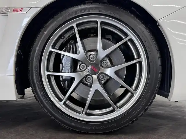 スバル ＷＲＸ ＳＴＩ STI タイプS 三重県 2014(平26)年 2.4万km クリスタルホワイトP プレミアムガソリン・ターボ/AWD/6F/【OP】純正 7インチナビ CN-LR700D/（FM/AM/CD/DVD/TV/iPod/USB/SD/MEMORY MUSIC/HDMI/VTR/ハンズフリー通話*）/バックカメラ/【OP】bremboブレーキキット フロント6pot/リヤ4pot者ブロックブレーキキャリパー/大型リヤスポイラー（タイプS標準）/HKS車高調『HIPERMAX S』＆2本出しマフラー『HI-POWER SPEC L II』/純正サス・マフラー車載/ETC/安全/・ABS/・トラクションコントロール/・サイド＆カーテンエアバッグシステム/装備/・ハーフレザーシート/・オートワイパー/・オートライト/・LEDヘッドライト/・左右独立オートエアコン/・SI-DRIVE/・パワーウインドウ/・パワーステアリング/・電動格納ドアミラー/・RAYS製 18インチ鍛造アルミホイール（18×8.5＋55）/・プッシュスタート/・スマートキーx2/・EJ20型 水平対向4気筒・DOHC16バルブターボエンジン/（カタログ値308HP/6400rpm、43.0kg・m/4400rpm）/・保/取/など/*：Bluetoothオーディオは再生不可