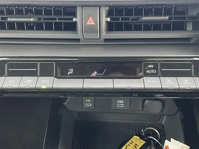 トヨタ プリウス U 滋賀県 2024(令6)年 1.4万km アティチュードブラックマイカ 純正ディスプレイオーディオ/・Bluetooth/フルセグ/・USB/Car Play/バックカメラ/革巻きステアリング/ステアリングリモコン/レーダークルコン/ETC2.0/オートリトラミラー/トヨタセーフティセンス/・レーンディパーチャーアラート/・プリクラッシュセーフティ/・パーキングサポートブレーキ/・クリアランスソナー/・ロードサインアシスト/オートハイビーム/LEDヘッドライト/スマートキー