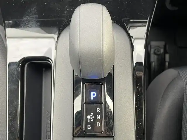 トヨタ プリウス U 滋賀県 2024(令6)年 1.4万km アティチュードブラックマイカ 純正ディスプレイオーディオ/・Bluetooth/フルセグ/・USB/Car Play/バックカメラ/革巻きステアリング/ステアリングリモコン/レーダークルコン/ETC2.0/オートリトラミラー/トヨタセーフティセンス/・レーンディパーチャーアラート/・プリクラッシュセーフティ/・パーキングサポートブレーキ/・クリアランスソナー/・ロードサインアシスト/オートハイビーム/LEDヘッドライト/スマートキー