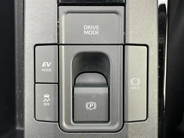 トヨタ プリウス U 滋賀県 2024(令6)年 1.4万km アティチュードブラックマイカ 純正ディスプレイオーディオ/・Bluetooth/フルセグ/・USB/Car Play/バックカメラ/革巻きステアリング/ステアリングリモコン/レーダークルコン/ETC2.0/オートリトラミラー/トヨタセーフティセンス/・レーンディパーチャーアラート/・プリクラッシュセーフティ/・パーキングサポートブレーキ/・クリアランスソナー/・ロードサインアシスト/オートハイビーム/LEDヘッドライト/スマートキー