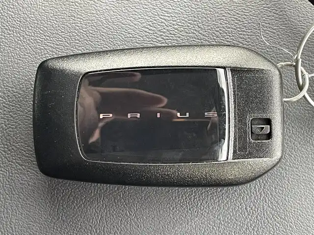 トヨタ プリウス U 滋賀県 2024(令6)年 1.4万km アティチュードブラックマイカ 純正ディスプレイオーディオ/・Bluetooth/フルセグ/・USB/Car Play/バックカメラ/革巻きステアリング/ステアリングリモコン/レーダークルコン/ETC2.0/オートリトラミラー/トヨタセーフティセンス/・レーンディパーチャーアラート/・プリクラッシュセーフティ/・パーキングサポートブレーキ/・クリアランスソナー/・ロードサインアシスト/オートハイビーム/LEDヘッドライト/スマートキー