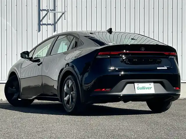 トヨタ プリウス U 熊本県 2024(令6)年 1.4万km アティチュードブラックマイカ 純正ディスプレイオーディオ/・AM/FM/BT/USB/Miracast/・フルセグTV/・バックカメラ/トヨタセーフティセンス/・レーンディパーチャーアラート/・プリクラッシュセーフティ/・パーキングサポートブレーキ/・クリアランスソナー/・ロードサインアシスト/革巻きステアリング/・ステアリングスイッチ/レーダークルーズコントロール/ETC2.0/ヘッドライトレべライザー/オートハイビーム/電動格納ミラー/・ウィンカーミラー/・オートリトラミラー/スマートキー/EVモード/ECOモード/POWERモード