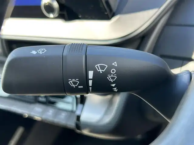 トヨタ プリウス U 熊本県 2024(令6)年 1.4万km アティチュードブラックマイカ 純正ディスプレイオーディオ/・AM/FM/BT/USB/Miracast/・フルセグTV/・バックカメラ/トヨタセーフティセンス/・レーンディパーチャーアラート/・プリクラッシュセーフティ/・パーキングサポートブレーキ/・クリアランスソナー/・ロードサインアシスト/革巻きステアリング/・ステアリングスイッチ/レーダークルーズコントロール/ETC2.0/ヘッドライトレべライザー/オートハイビーム/電動格納ミラー/・ウィンカーミラー/・オートリトラミラー/スマートキー/EVモード/ECOモード/POWERモード