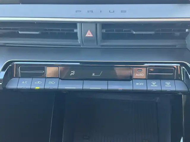 トヨタ プリウス U 熊本県 2024(令6)年 1.4万km アティチュードブラックマイカ 純正ディスプレイオーディオ/・AM/FM/BT/USB/Miracast/・フルセグTV/・バックカメラ/トヨタセーフティセンス/・レーンディパーチャーアラート/・プリクラッシュセーフティ/・パーキングサポートブレーキ/・クリアランスソナー/・ロードサインアシスト/革巻きステアリング/・ステアリングスイッチ/レーダークルーズコントロール/ETC2.0/ヘッドライトレべライザー/オートハイビーム/電動格納ミラー/・ウィンカーミラー/・オートリトラミラー/スマートキー/EVモード/ECOモード/POWERモード