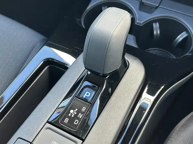 トヨタ プリウス U 熊本県 2024(令6)年 1.4万km アティチュードブラックマイカ 純正ディスプレイオーディオ/・AM/FM/BT/USB/Miracast/・フルセグTV/・バックカメラ/トヨタセーフティセンス/・レーンディパーチャーアラート/・プリクラッシュセーフティ/・パーキングサポートブレーキ/・クリアランスソナー/・ロードサインアシスト/革巻きステアリング/・ステアリングスイッチ/レーダークルーズコントロール/ETC2.0/ヘッドライトレべライザー/オートハイビーム/電動格納ミラー/・ウィンカーミラー/・オートリトラミラー/スマートキー/EVモード/ECOモード/POWERモード