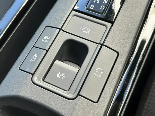 トヨタ プリウス U 熊本県 2024(令6)年 1.4万km アティチュードブラックマイカ 純正ディスプレイオーディオ/・AM/FM/BT/USB/Miracast/・フルセグTV/・バックカメラ/トヨタセーフティセンス/・レーンディパーチャーアラート/・プリクラッシュセーフティ/・パーキングサポートブレーキ/・クリアランスソナー/・ロードサインアシスト/革巻きステアリング/・ステアリングスイッチ/レーダークルーズコントロール/ETC2.0/ヘッドライトレべライザー/オートハイビーム/電動格納ミラー/・ウィンカーミラー/・オートリトラミラー/スマートキー/EVモード/ECOモード/POWERモード