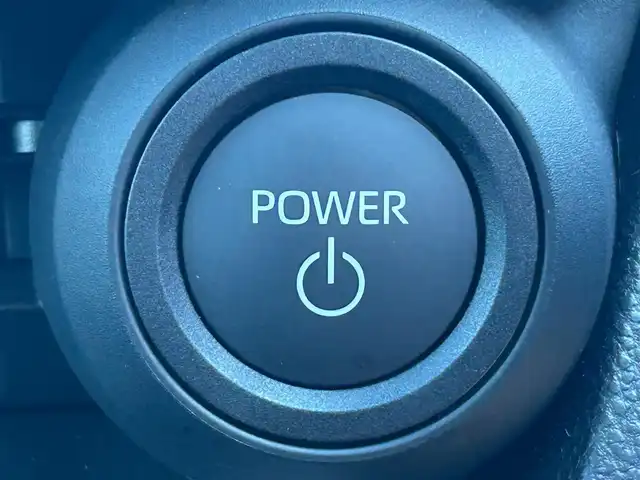 トヨタ プリウス U 熊本県 2024(令6)年 1.4万km アティチュードブラックマイカ 純正ディスプレイオーディオ/・AM/FM/BT/USB/Miracast/・フルセグTV/・バックカメラ/トヨタセーフティセンス/・レーンディパーチャーアラート/・プリクラッシュセーフティ/・パーキングサポートブレーキ/・クリアランスソナー/・ロードサインアシスト/革巻きステアリング/・ステアリングスイッチ/レーダークルーズコントロール/ETC2.0/ヘッドライトレべライザー/オートハイビーム/電動格納ミラー/・ウィンカーミラー/・オートリトラミラー/スマートキー/EVモード/ECOモード/POWERモード