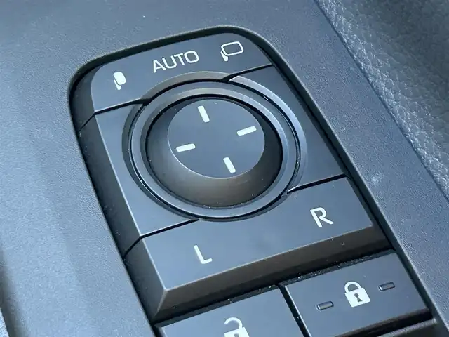 トヨタ プリウス U 熊本県 2024(令6)年 1.4万km アティチュードブラックマイカ 純正ディスプレイオーディオ/・AM/FM/BT/USB/Miracast/・フルセグTV/・バックカメラ/トヨタセーフティセンス/・レーンディパーチャーアラート/・プリクラッシュセーフティ/・パーキングサポートブレーキ/・クリアランスソナー/・ロードサインアシスト/革巻きステアリング/・ステアリングスイッチ/レーダークルーズコントロール/ETC2.0/ヘッドライトレべライザー/オートハイビーム/電動格納ミラー/・ウィンカーミラー/・オートリトラミラー/スマートキー/EVモード/ECOモード/POWERモード