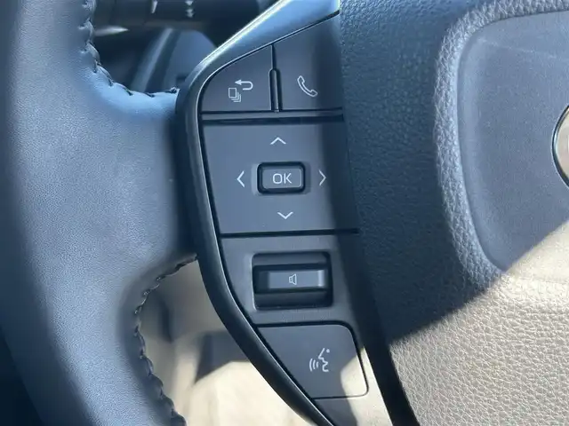 トヨタ プリウス U 熊本県 2024(令6)年 1.4万km アティチュードブラックマイカ 純正ディスプレイオーディオ/・AM/FM/BT/USB/Miracast/・フルセグTV/・バックカメラ/トヨタセーフティセンス/・レーンディパーチャーアラート/・プリクラッシュセーフティ/・パーキングサポートブレーキ/・クリアランスソナー/・ロードサインアシスト/革巻きステアリング/・ステアリングスイッチ/レーダークルーズコントロール/ETC2.0/ヘッドライトレべライザー/オートハイビーム/電動格納ミラー/・ウィンカーミラー/・オートリトラミラー/スマートキー/EVモード/ECOモード/POWERモード